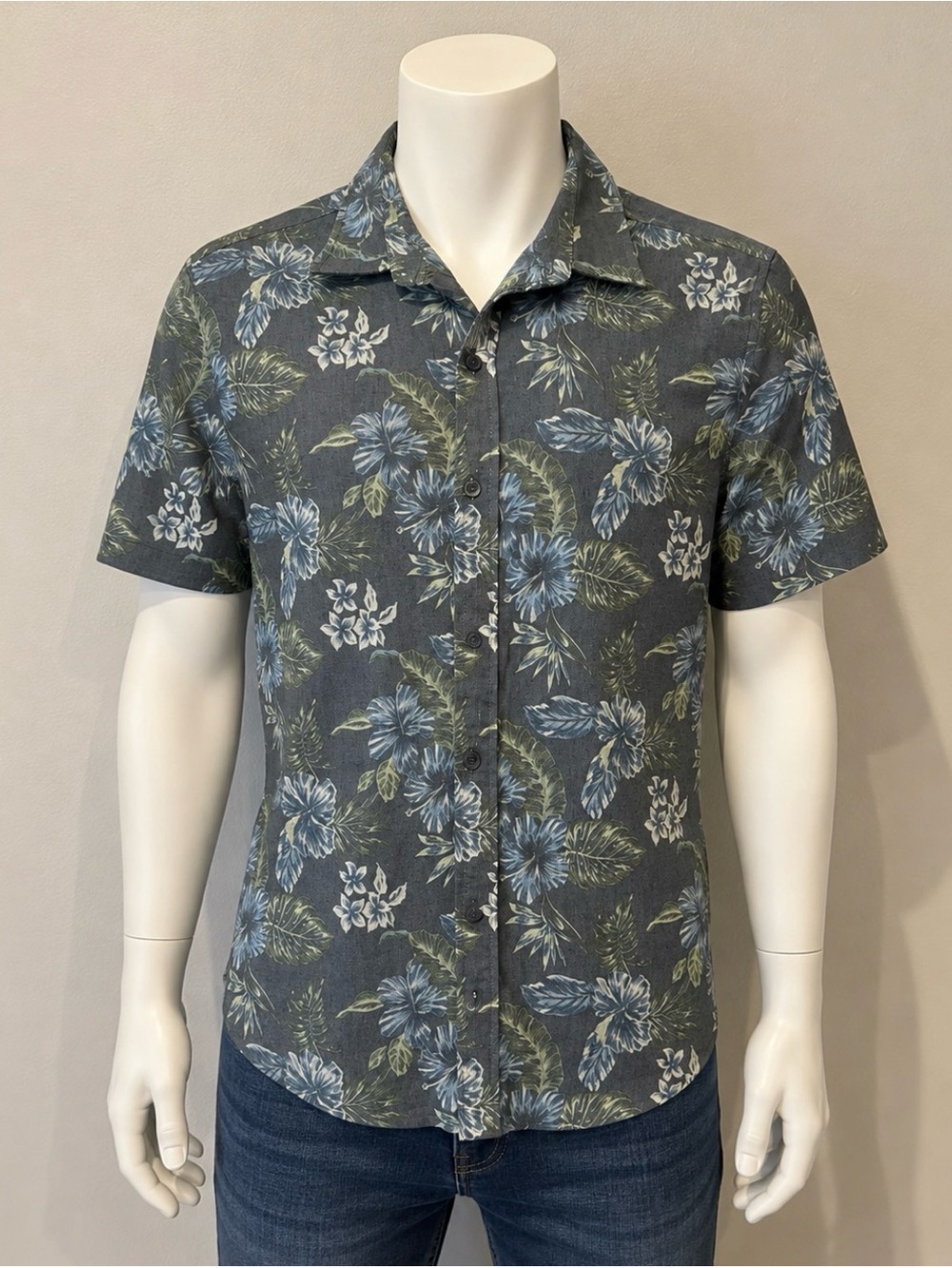 American RagMen's Blue Floral Shirt. Size large. EUC.